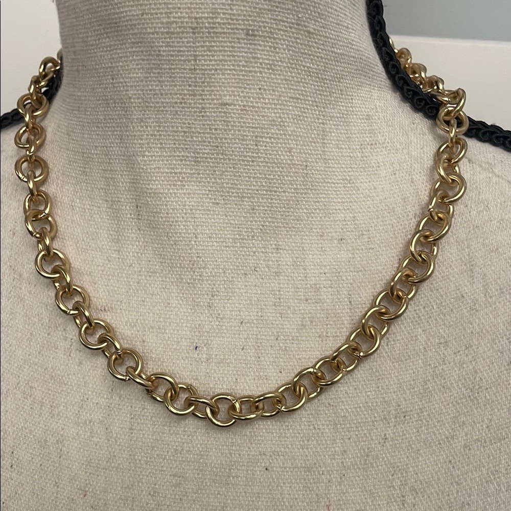 Chic Gold Chain Necklace - Picture 3 of 5